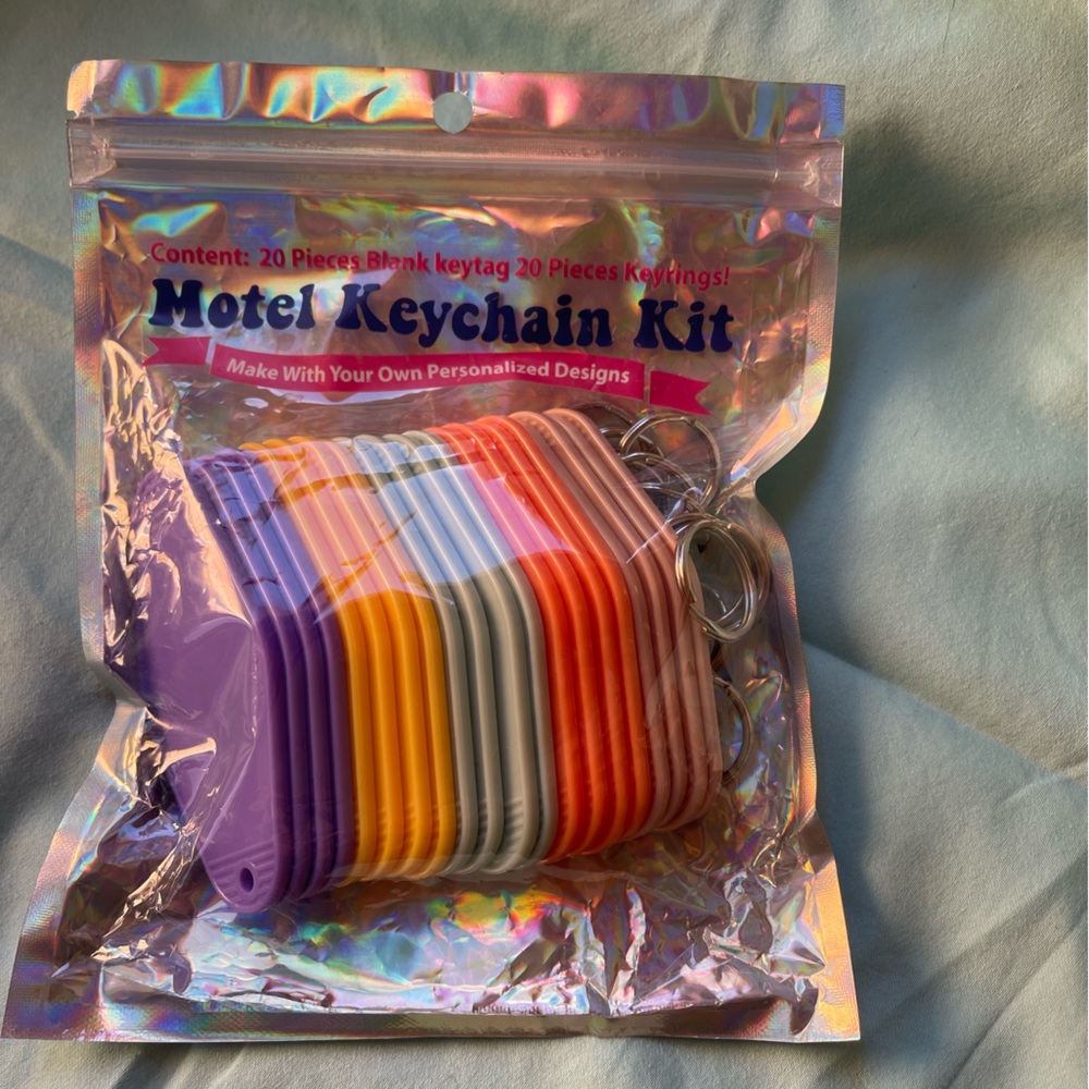 Hotel Key Chain kit. NWT  20 piece kit!